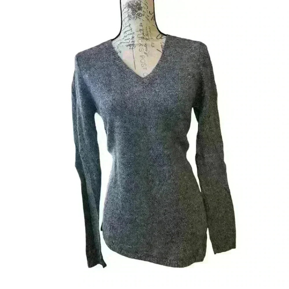 QUINN Cashmere V Neck Asymmetric Sweater Super soft 🩶🩶 - Picture 3 of 4